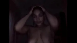 Beurette branle une grosse bite noire avec passion