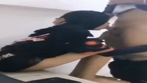 Malaisienne voilée se masturbe devant sa webcam
