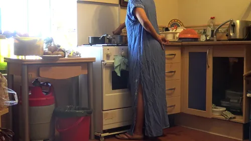 MILF turque en hijab baise avec son patron en cuisine