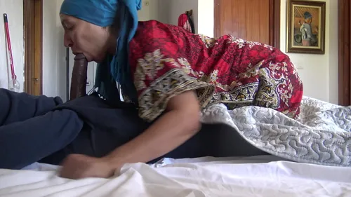 Femme de chambre turque suce grosse bite noire client