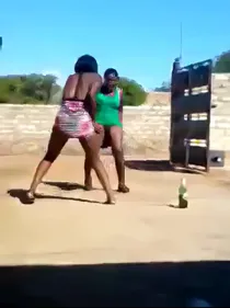 Africaines sexy dansent nues en groupe amateur