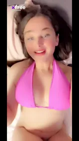 Ayha Khalaf se masturbe et jouit intensément