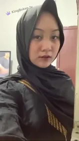 Musulmane en hijab se déshabille et montre ses seins nus