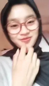 Musulmane voilée se masturbe sous son hijab